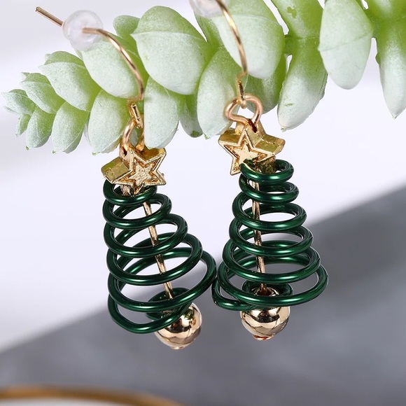 🎄Green Christmas Tree Dangle Earrings with Star - Picture 4 of 9